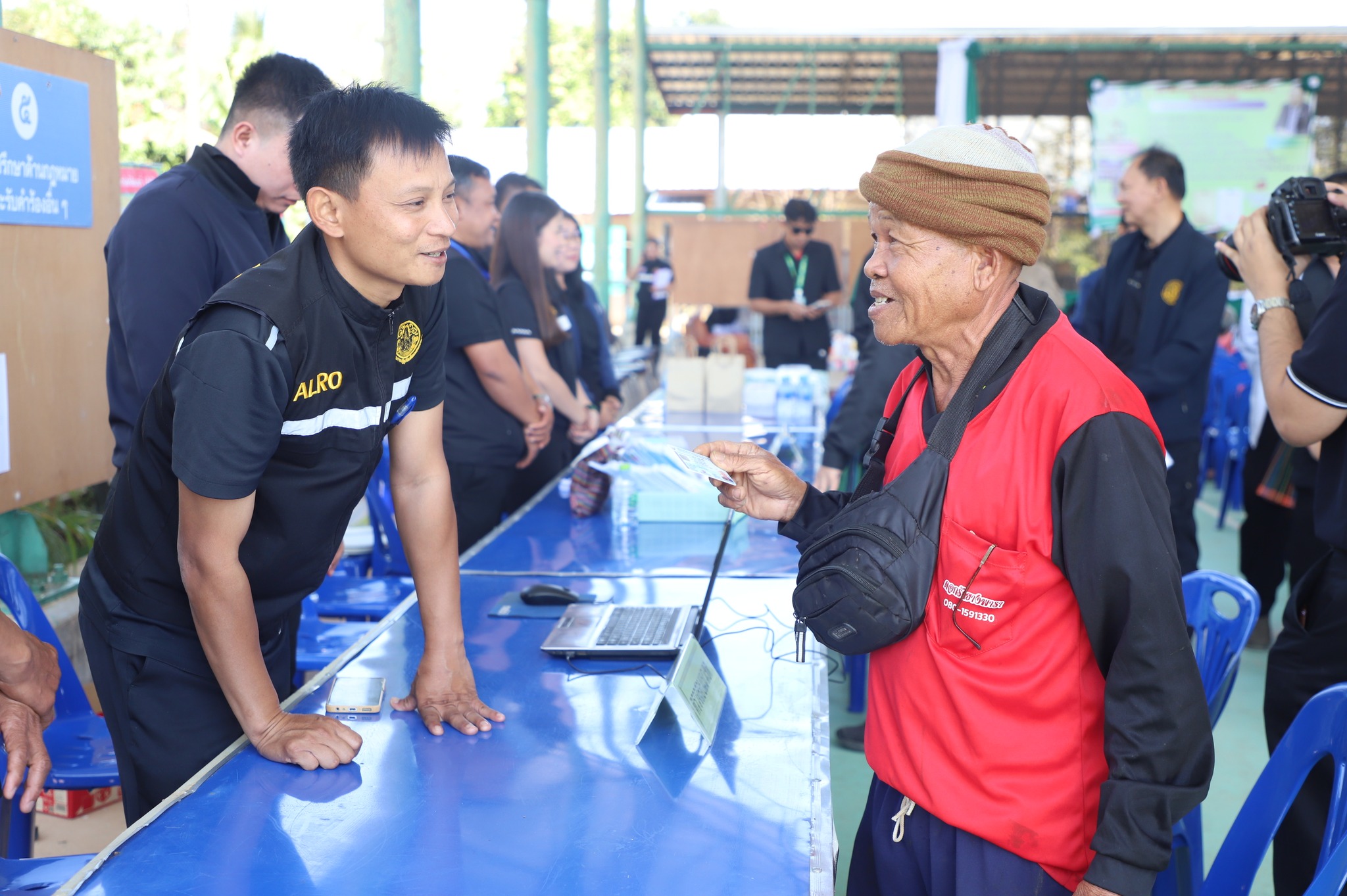 title - ชาวน้ำยืนเฮ ส.ป.ก. ขนทัพบริการถึงที่ ต.เก่าขาม ลดค่าใช้จ่าย ยื่นขอออกโฉนด - ปรึกษาปัญหากฎหมาย ครบจบในที่เดียว